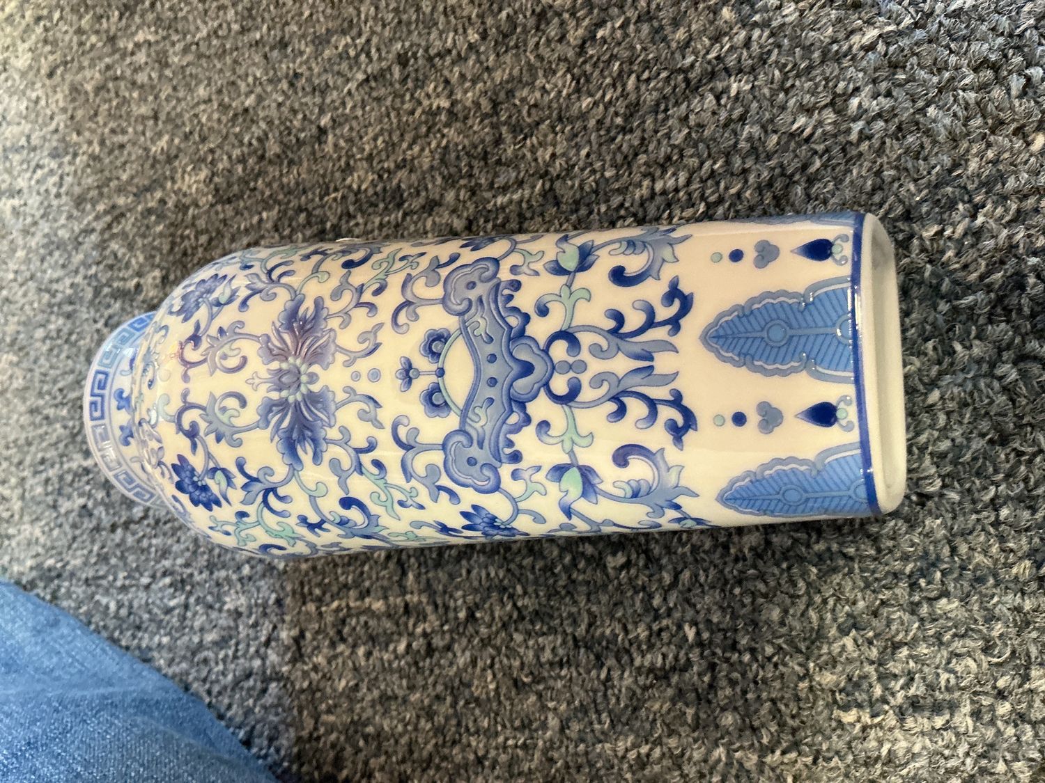 Chinese retro blue and white ceramic vase