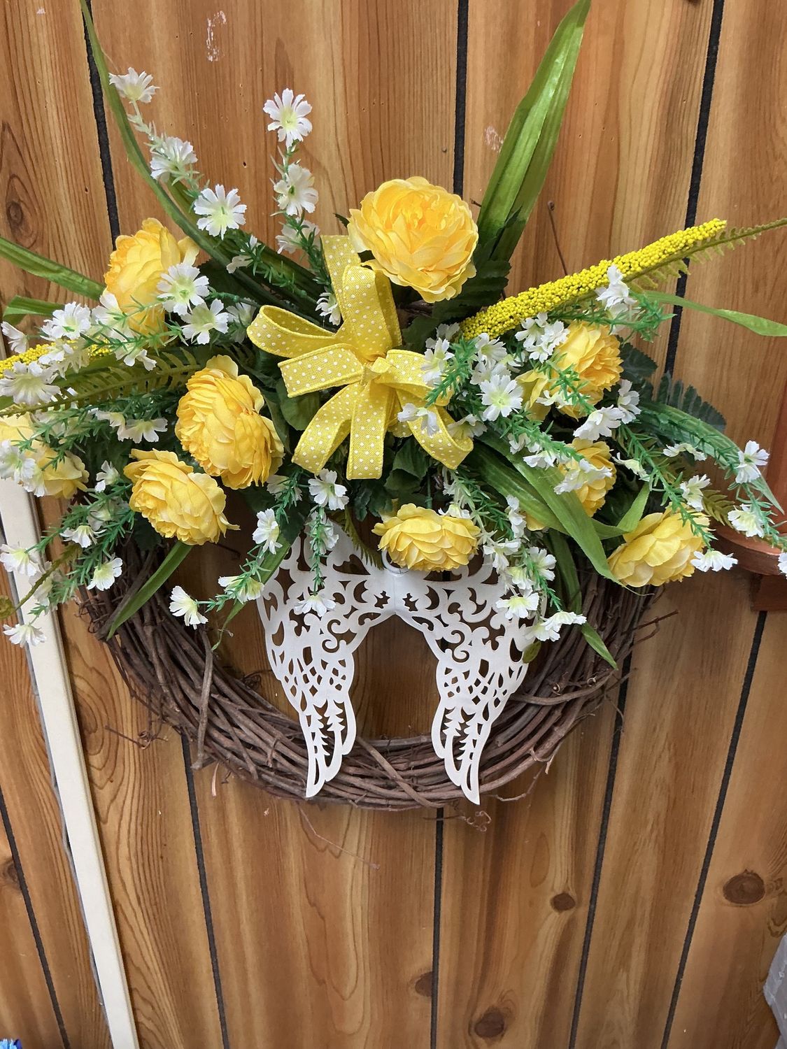 Small grapevine wreaths with angels wings