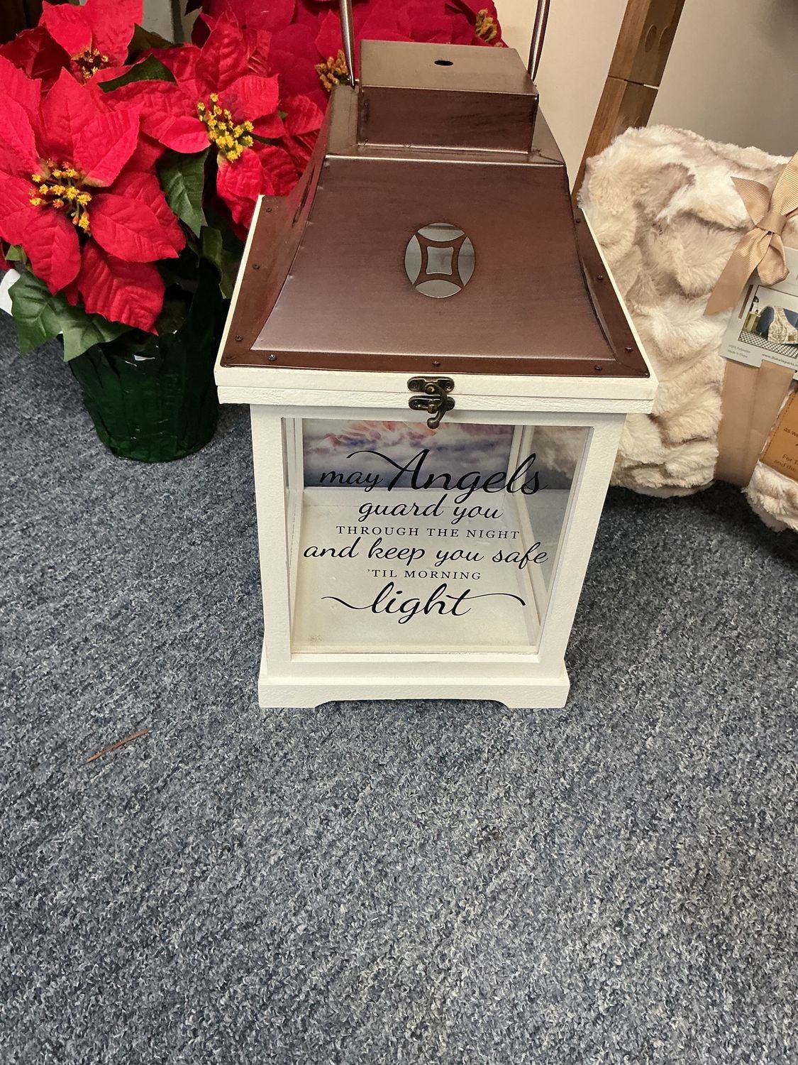 Medium sized Angels guard you and keep you lantern