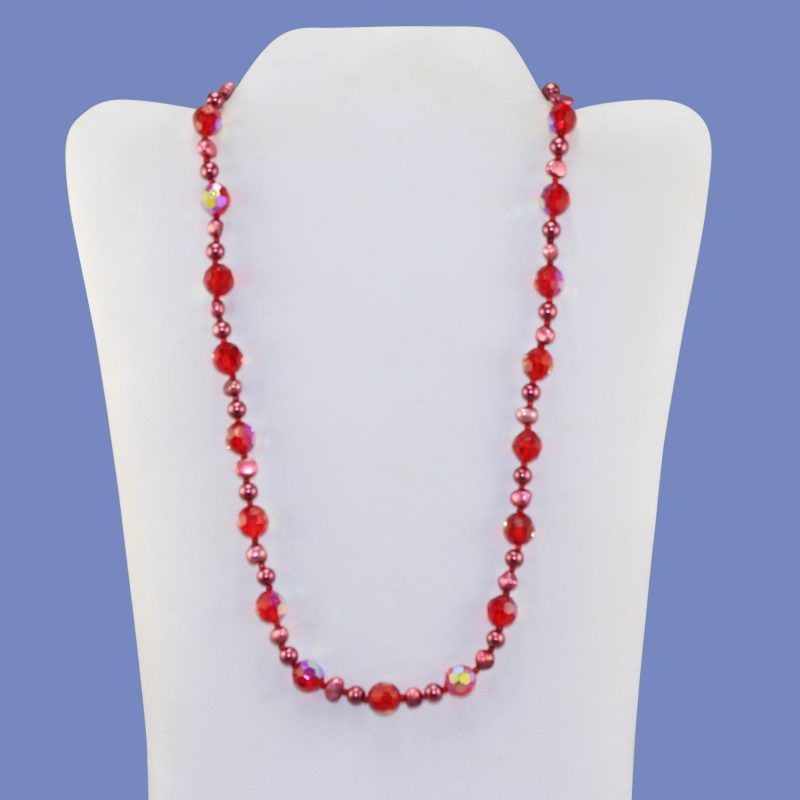 Vintage Shades of Red Beaded Necklace Vintage Shades of Red Beaded Necklace
