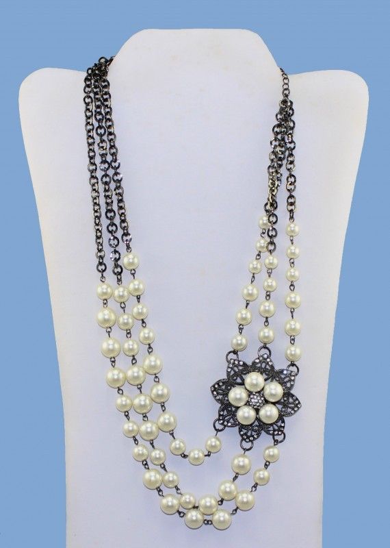 Elegant Vintage Faux Pearls Necklace Elegant Vintage Faux Pearls Necklace