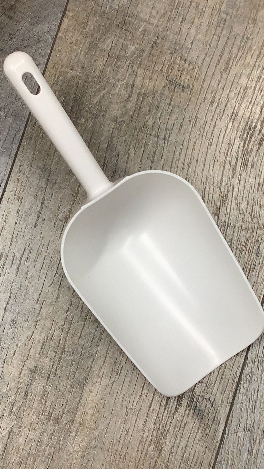 Little Giant White Feed Scoop (1 pt)