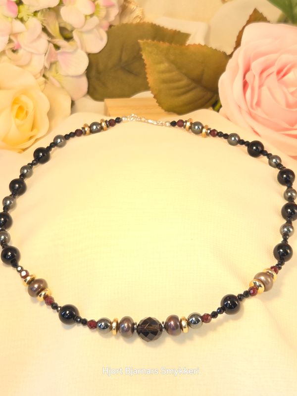 Sort spinell, onyx, hematitt, ferskvannsperler &amp; Granat