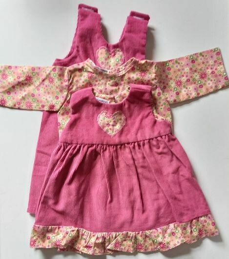 Outfit in dusky pink - 3 pieces. Top, pinafore and dungarees in 2 sizes Outfit in dusky pink - 3 pieces. Top, pinafore and dungarees in 2 sizes