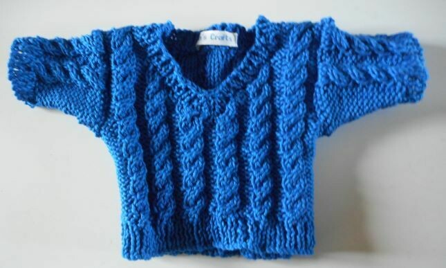Jumper, royal blue cable v neck - bear 36cm/ 14 inches high Jumper, royal blue cable v neck - bear 36cm/ 14 inches high