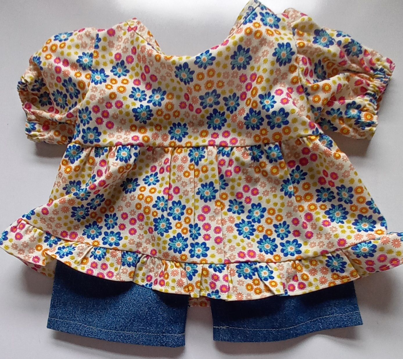 Outfit: Floral top and jeans outfit for bears. NEW!