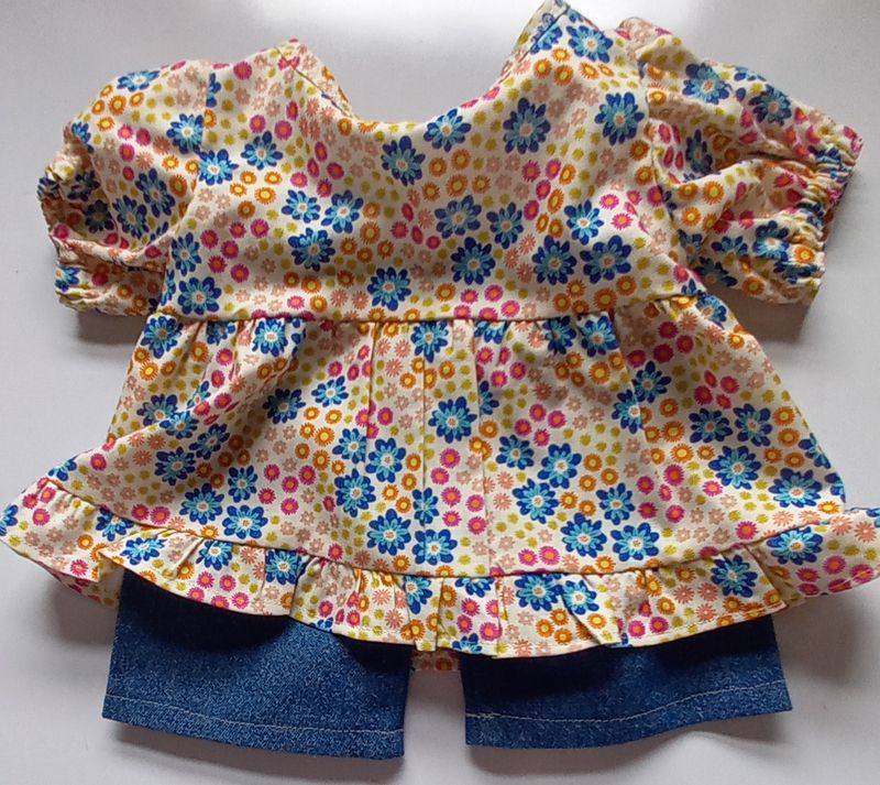 Outfit: Floral top and jeans outfit for bears. NEW!