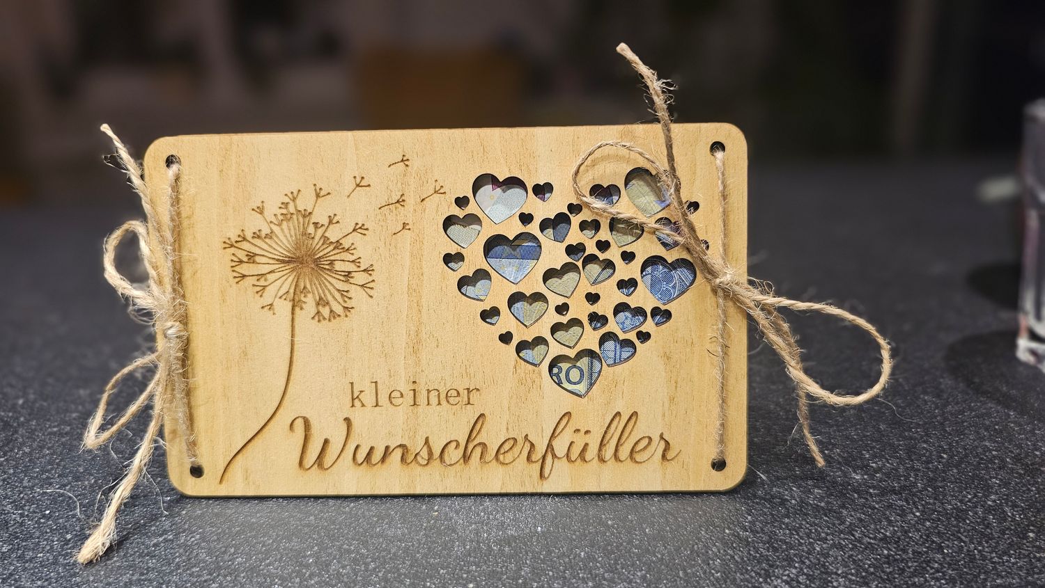 Wunscherfüller Pusteblume und Herzen