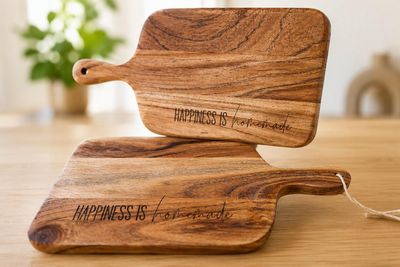 Servierbrett Happiness is homemade aus Akazie
