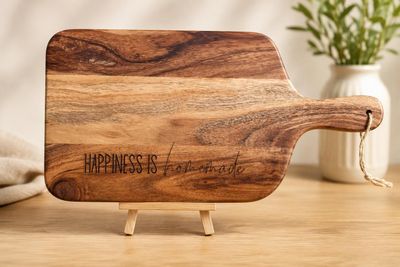 Servierbrett Happiness is homemade aus Akazie