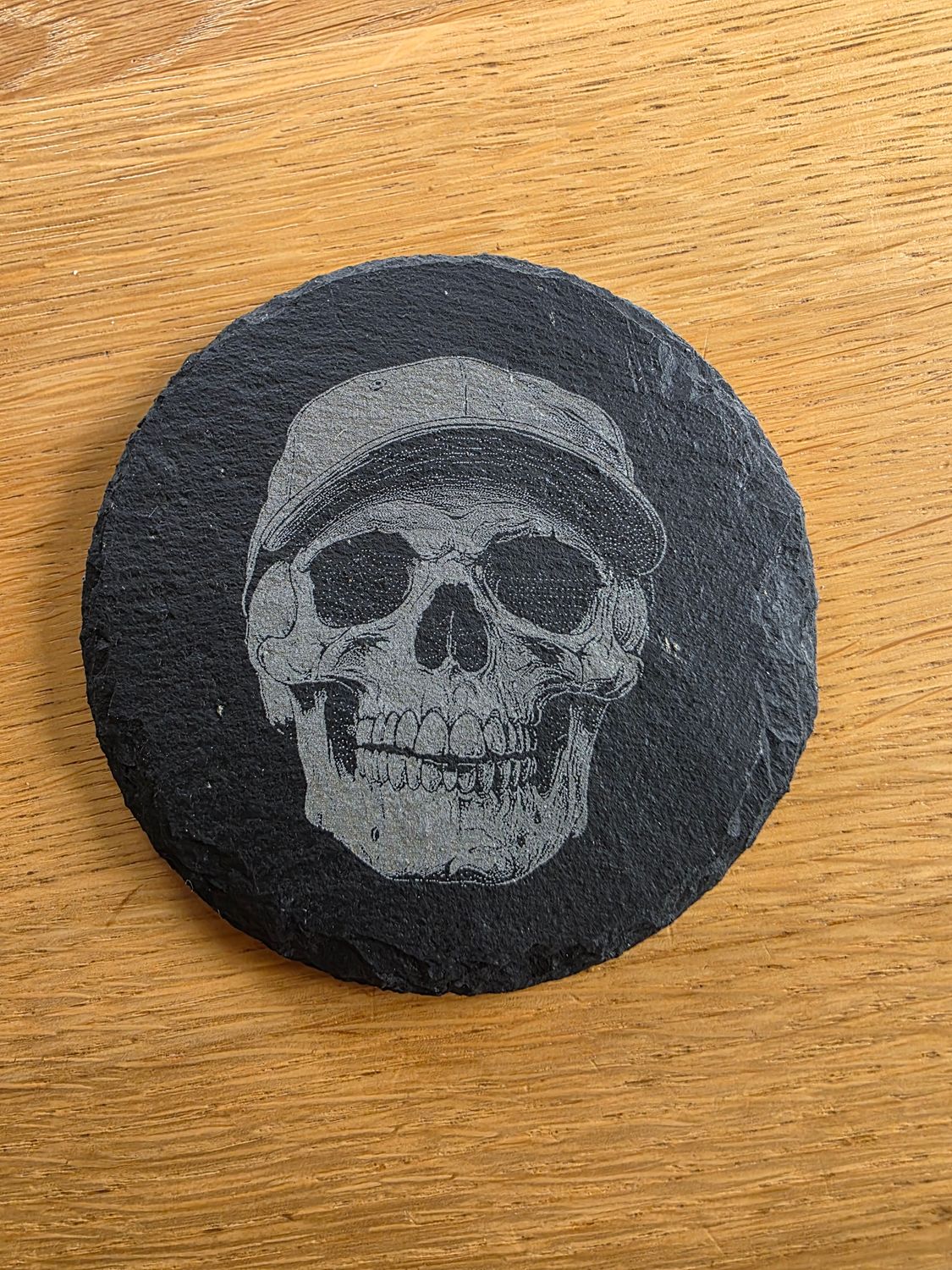 Schiefer Untersetzer Halloween Schädel mit Basecap