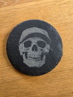Schiefer Untersetzer Halloween Schädel mit Basecap