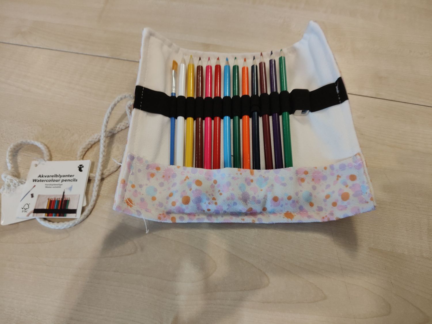 Astuccio con pastelli nuovo