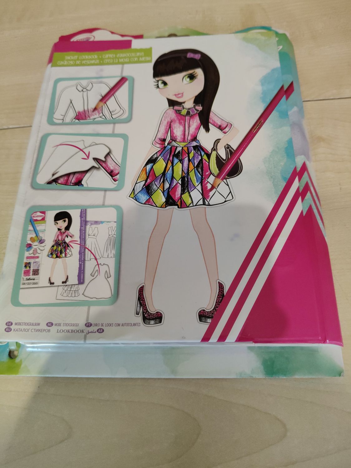Crea la moda con adesivi Crayola