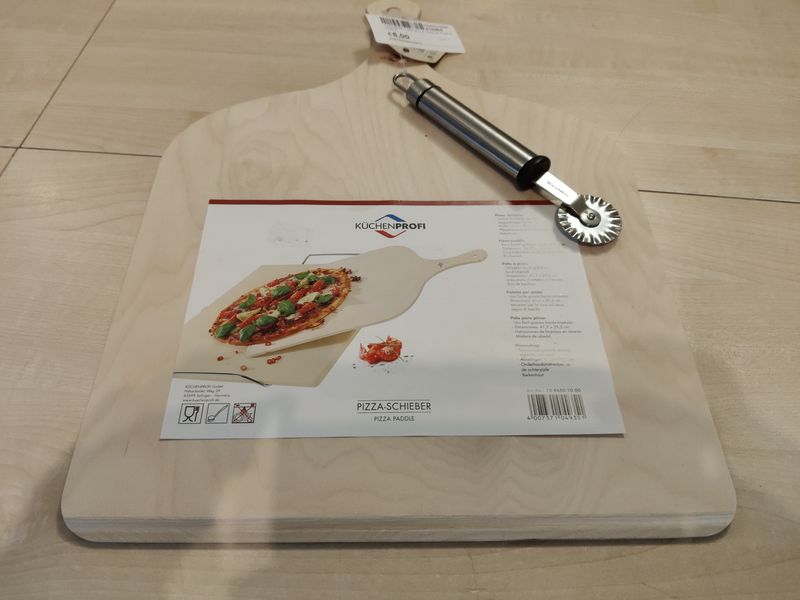 Tagliere + rotella taglia pasta nuovi Tagliere + rotella taglia pasta nuovi