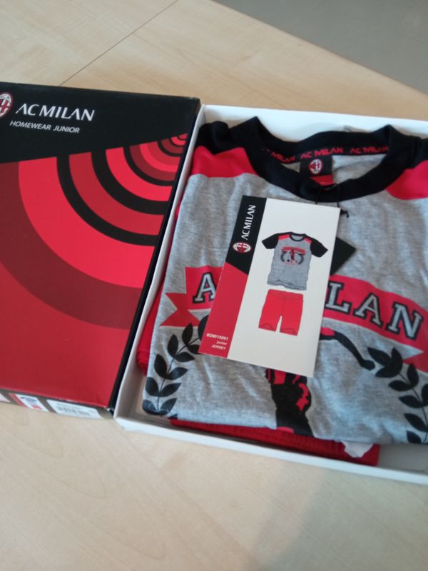 Pigiama bimbo 14 anni Milan nuovo