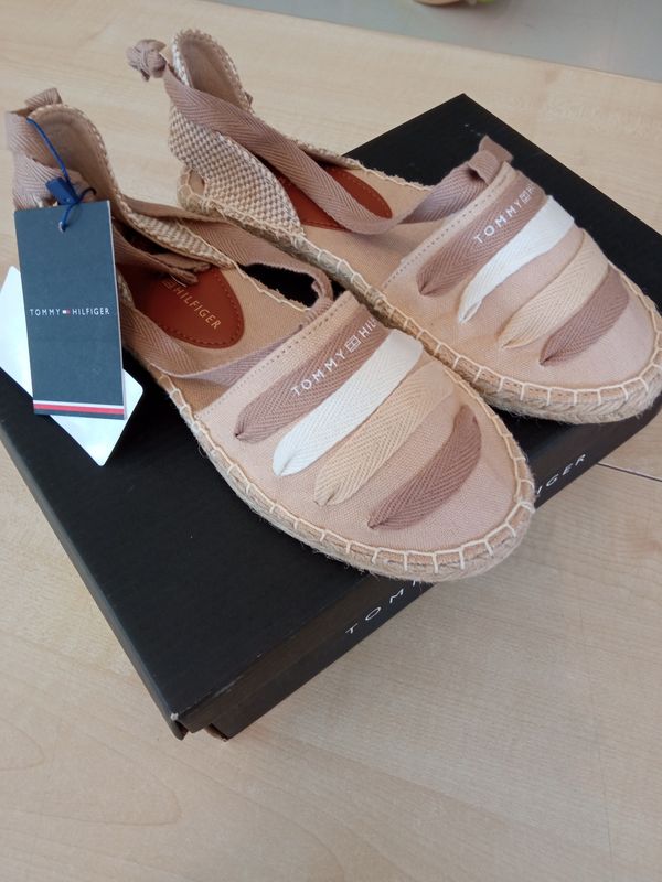 Scarpe bimba n.32 Tommy Hilfiger nuove