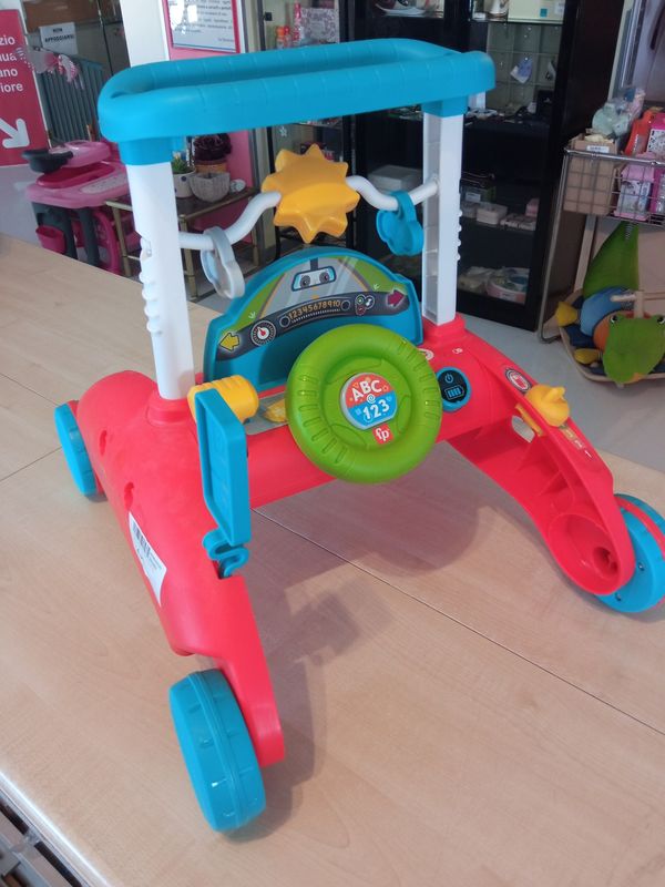 Primi pasis Fisher Price al volante