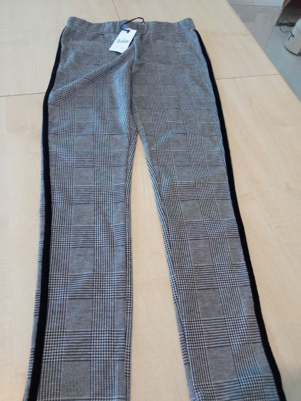 Pantaloni bimba 9/10 anni Blukids nuovi Pantaloni bimba 9/10 anni Blukids nuovi