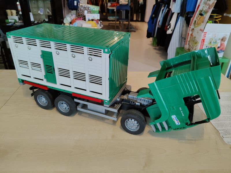 Camion trasporto animali Bruder (senza mucca)