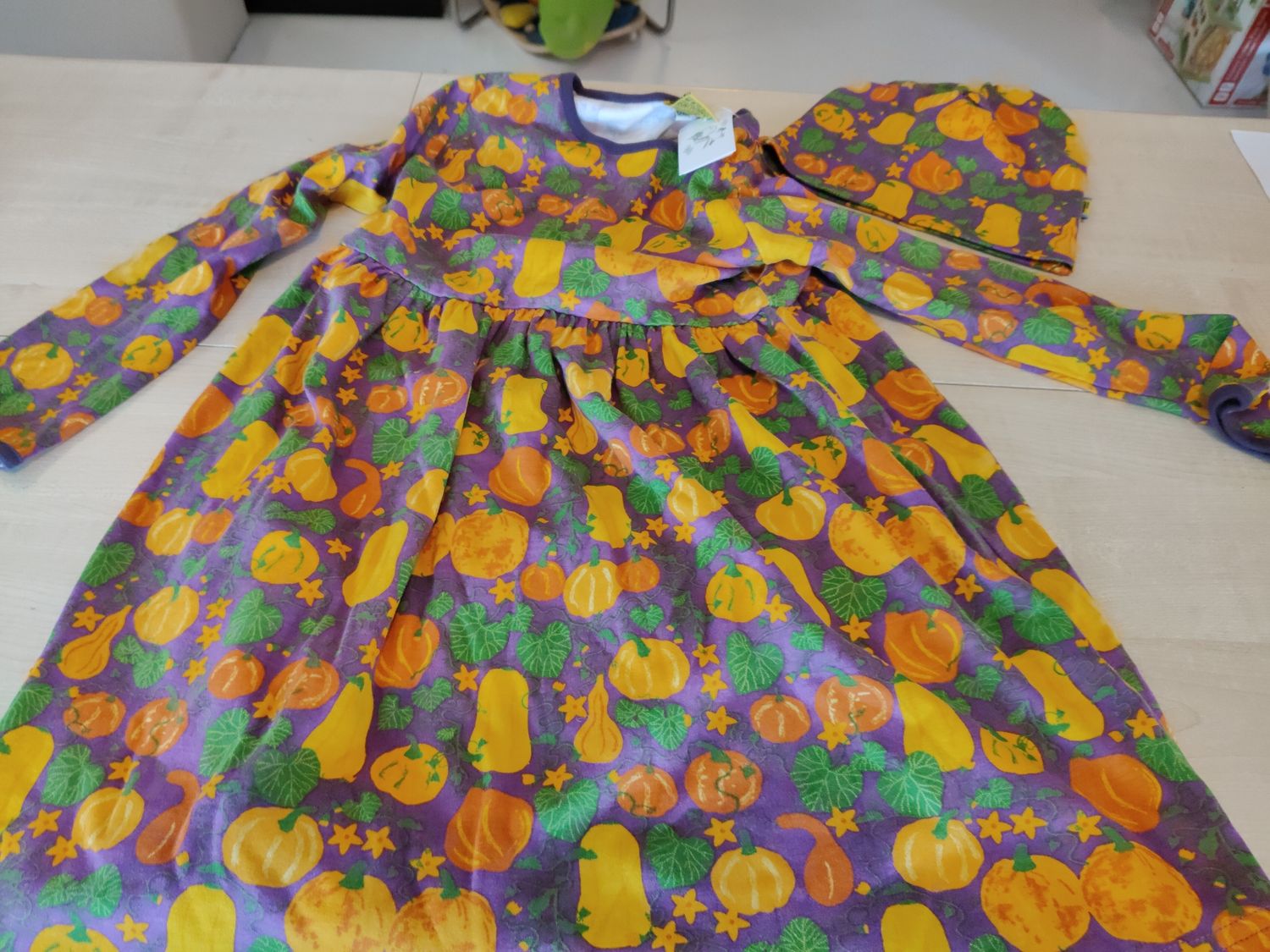 Vestito + cappello 128 cm Duns