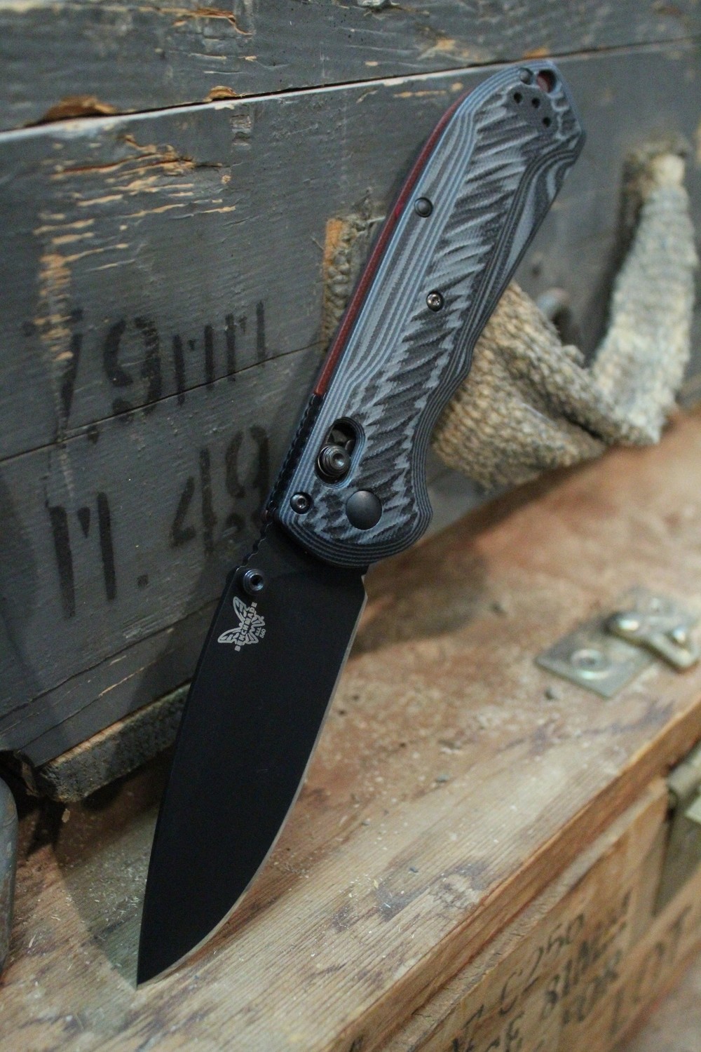 Benchmade Freek 3.6&quot; AXIS Lock Knife / Black / Black-Red G10 (Pre-Owned)