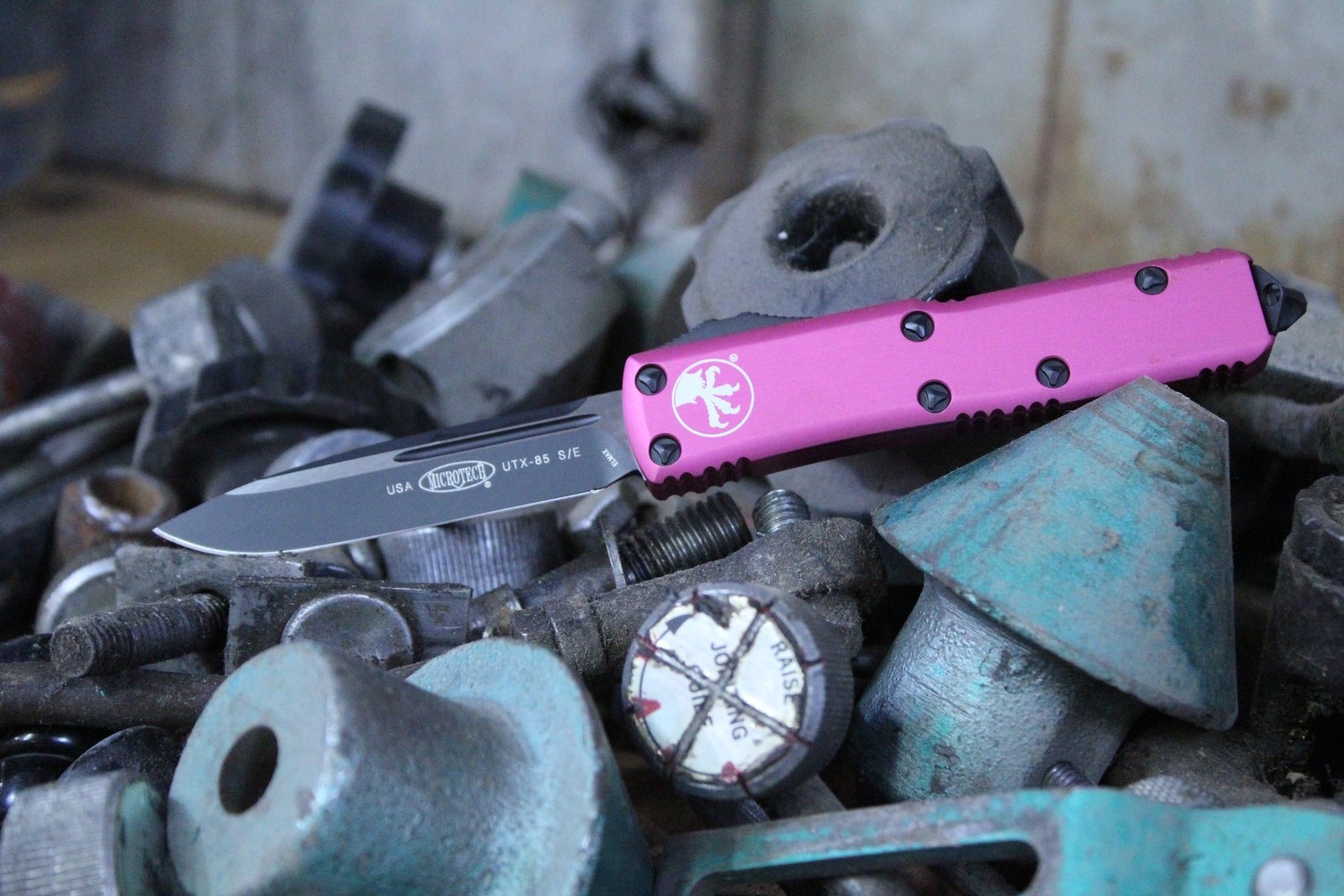 Microtech UTX-85 S/E 3.125&quot; OTF Automatic Knife, Pink / Black