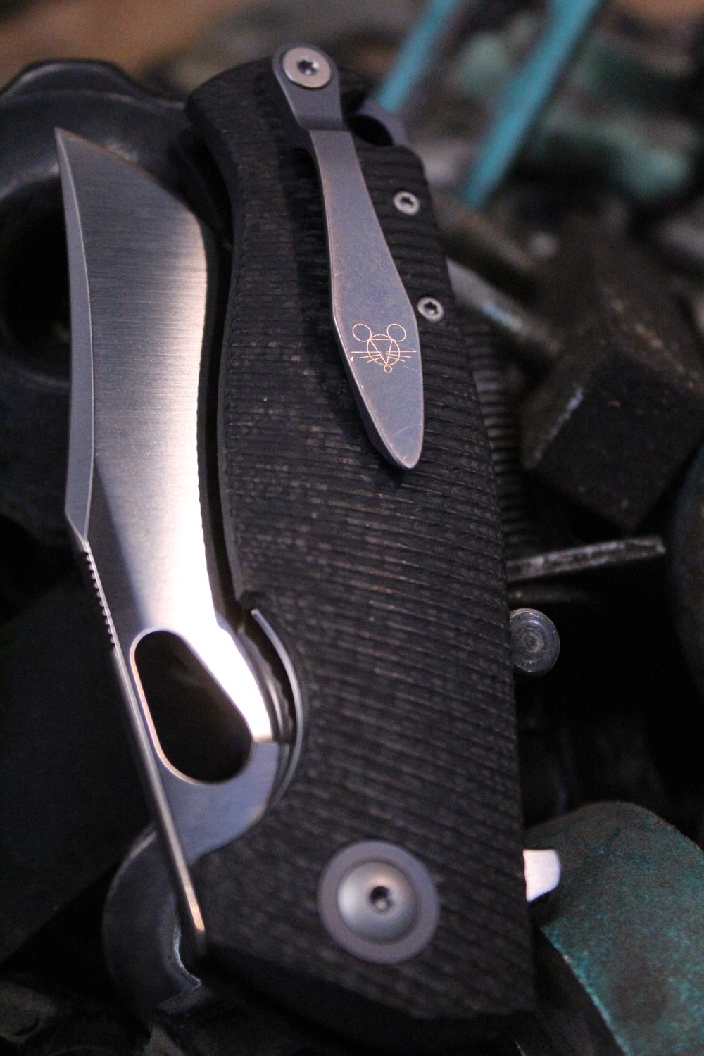 GiantMouse Vox/Anso ACE Biblio 2.9&quot; Flipper Knife, Carbon Fiber / Satin M390 ( Pre Owned )