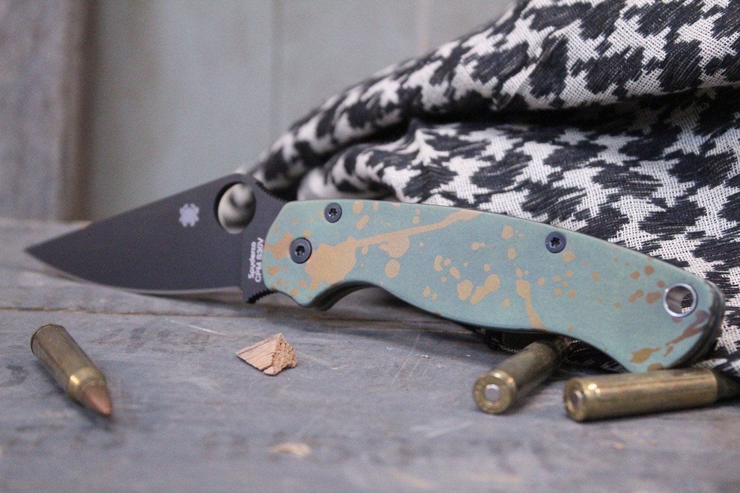 Spyderco Custom Paramilitary 2 3.44&quot; Knife,  Splatter #5 Anodized Titanium / S30V Black ( Pre Owned )