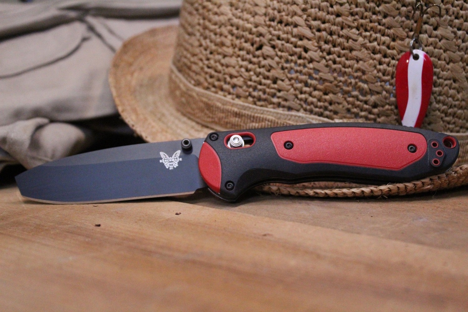 Benchmade Boost 3.43&quot; AXIS-Assist Knife / Black-Red / Black 3V ( Discontinued )