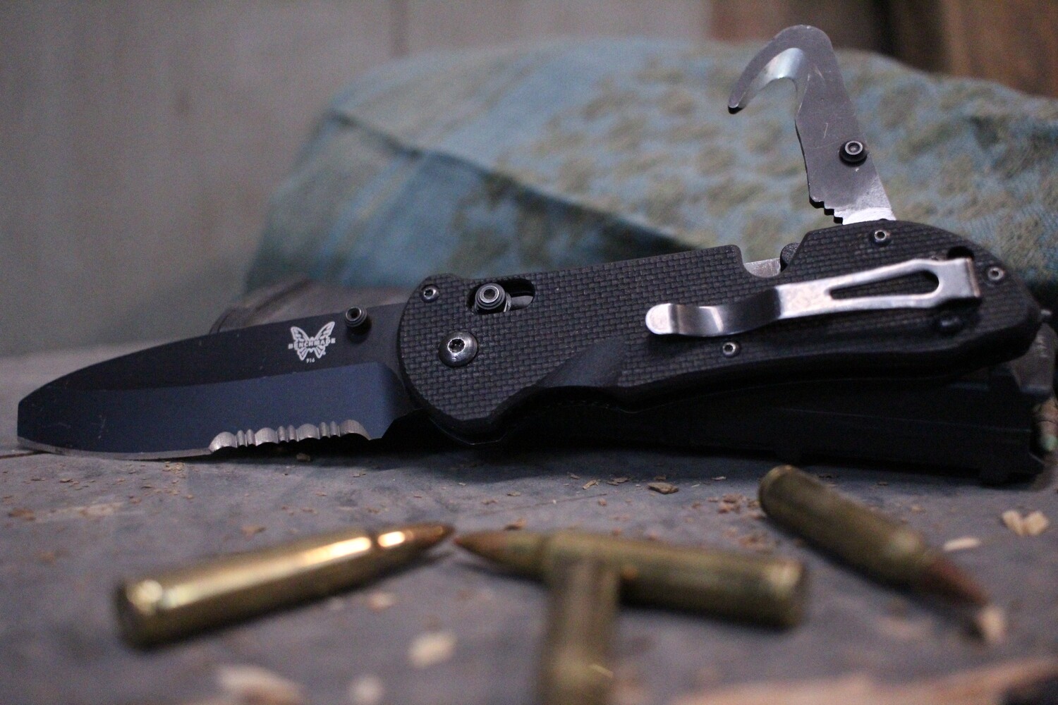 Benchmade Triage 3.4&quot; AXIS Lock Knife / Black Serrated / Black G10 / Strap Cutter (Pre-Owned)