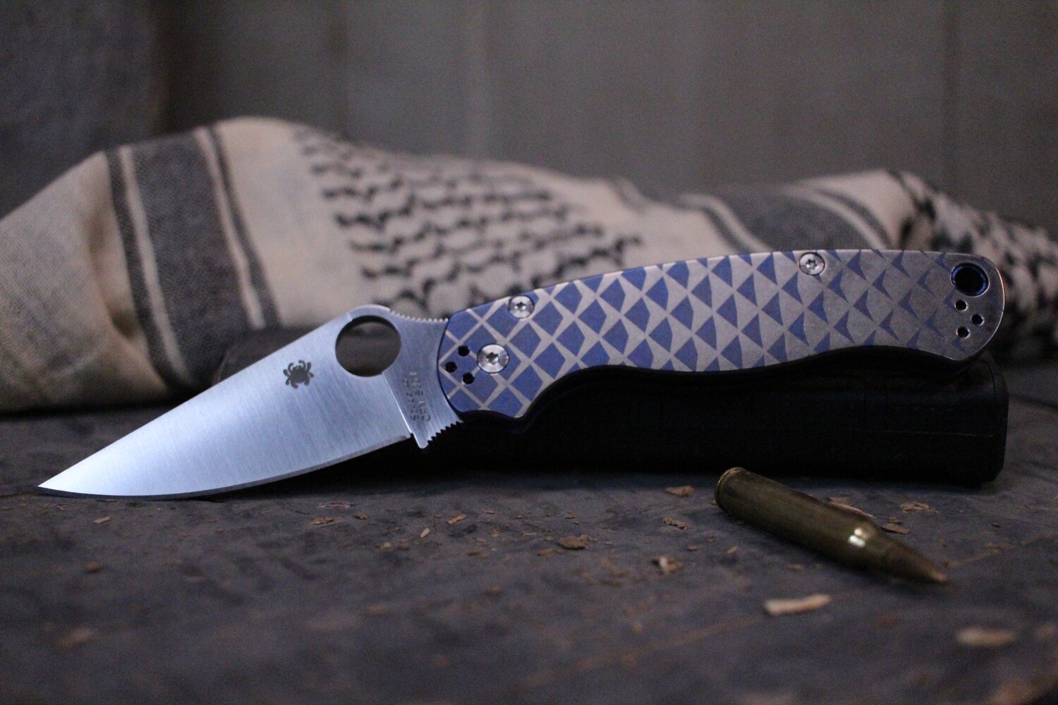 Spyderco Paramilitary 2 3.5&quot; Compression Lock Knife, Custom Anodized Titanium / Satin ( Pre Owned )