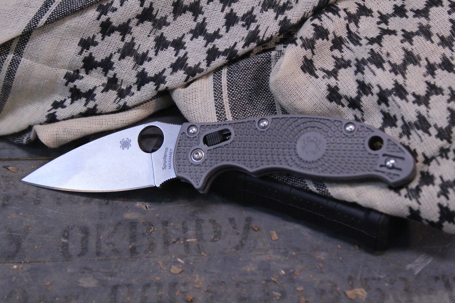 Spyderco Manix 2 Lightweight 3.37&quot; Ball Bearing Lock Knife, Grey FRN / Satin Maxamet ( Pre Owned )