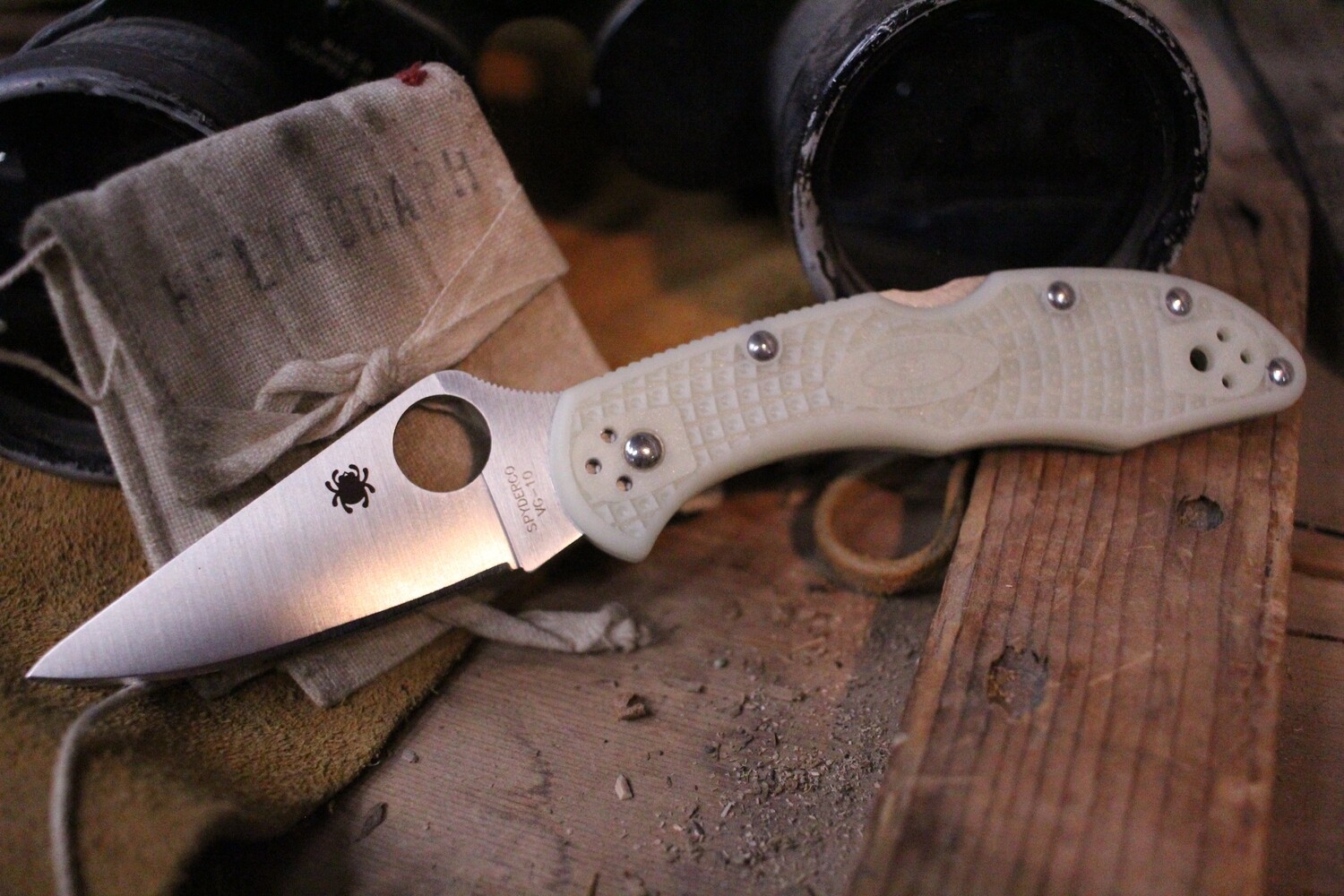 Spyderco Delica 4 2.88&quot; Lock Back Knife, Glow In The Dark FRN / Satin Flat Grind ( Pre Owned )