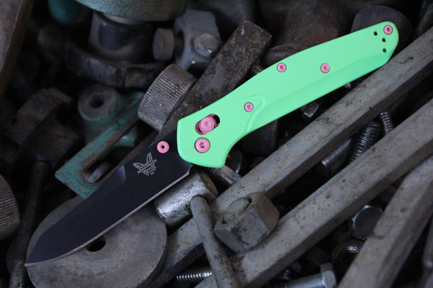 Benchmade Osborne 3.4&quot; AXIS Lock Knife / Custom Watermelon Cerakote / S30V