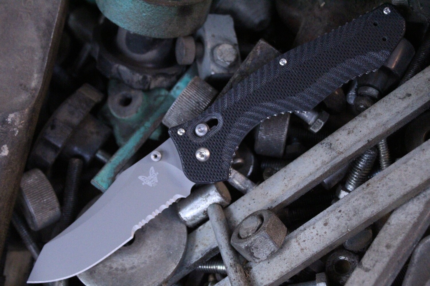 Benchmade Contego 3.98&quot; AXIS Lock Knife / Grey Serrated / Black G10 / M4 ( Pre Owned )