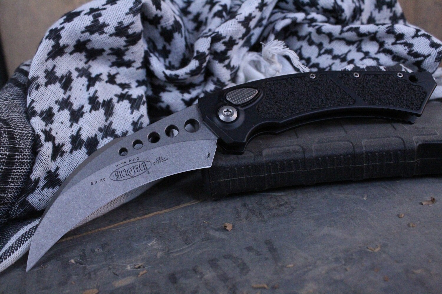 Microtech Hawk Auto 3.95&quot; Automatic Karambit / Black / Satin Elmax