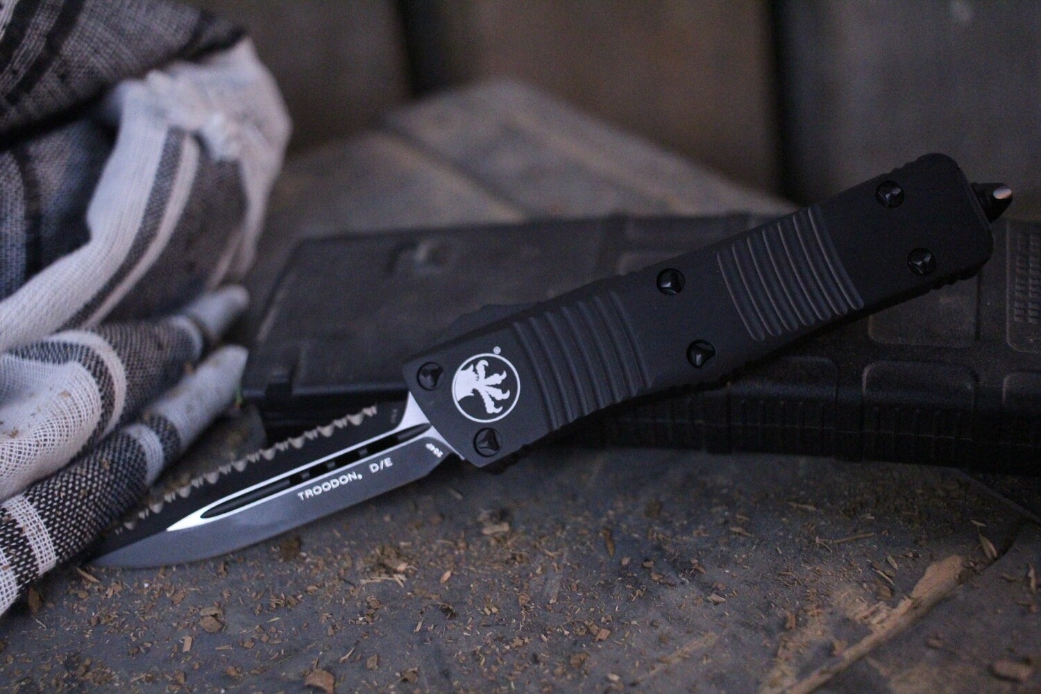 Microtech Troodon OTF 3.08&quot; Automatic Knife, Black / Black Serrated 204P