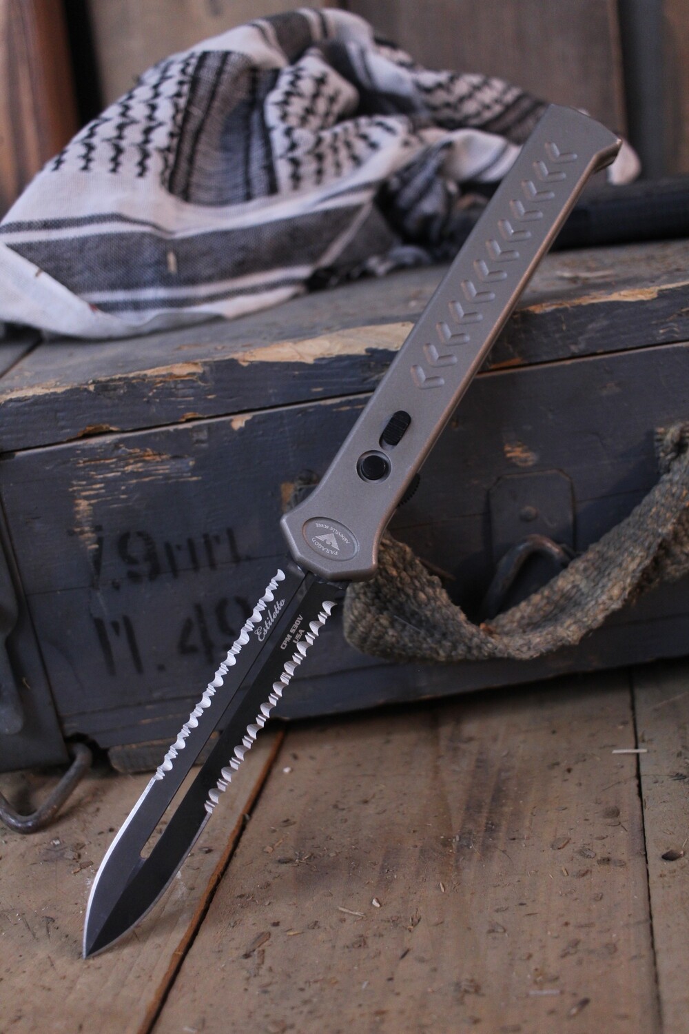 Paragon Estiletto 5.5&quot; OTF Automatic Knife / Silver Aluminum / Fully Serrated Black S30V ( Pre Owned )