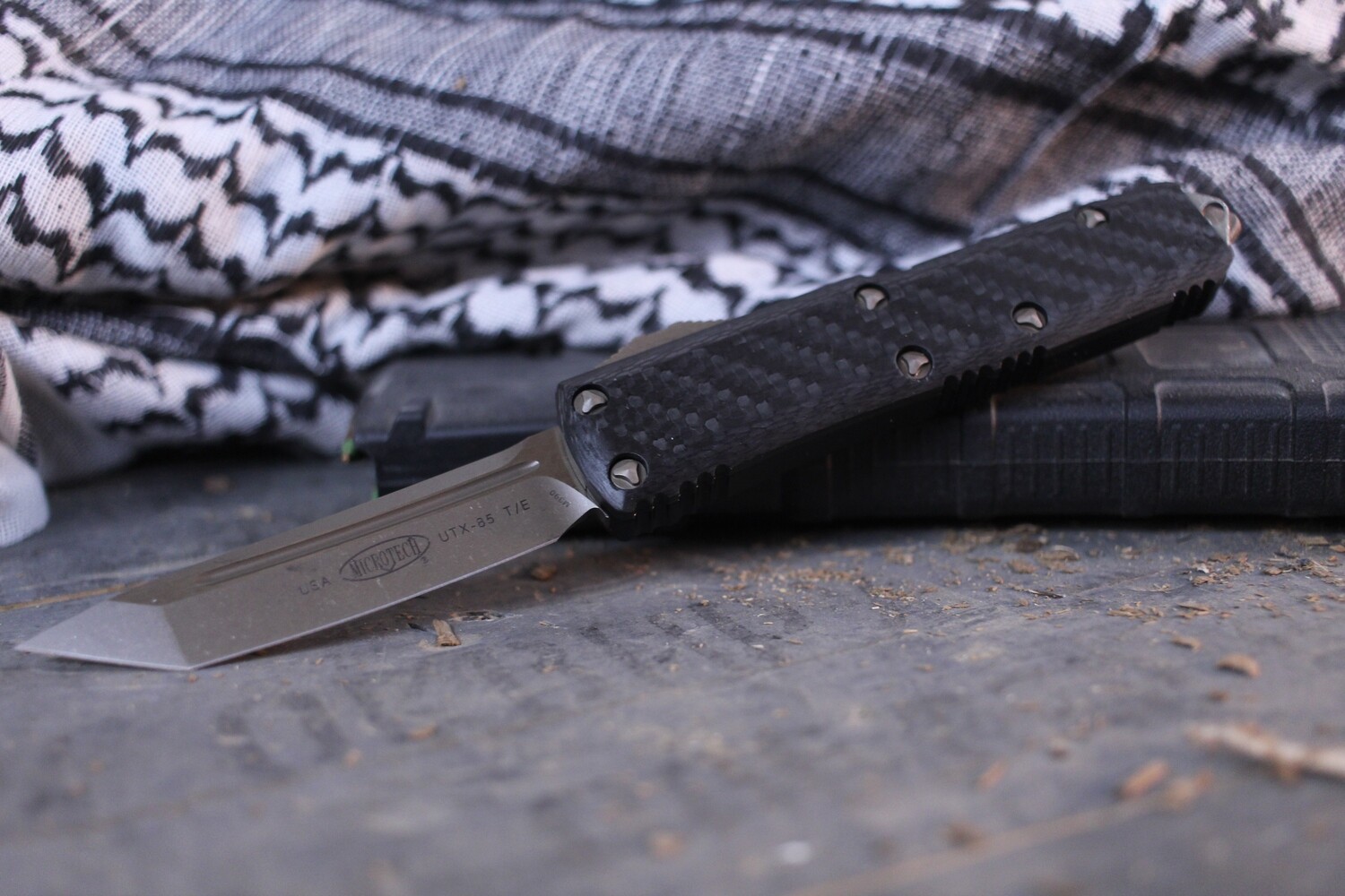 Microtech Signature Series UTX-85 T/E 3.125&quot; OTF Knife / Black / Bronze