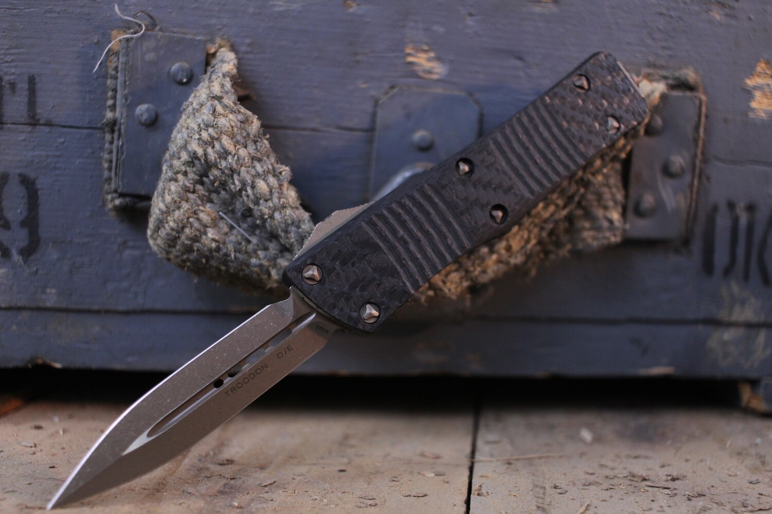 Microtech Signature Series Troodon D/E 3&quot; OTF Automatic Knife / Carbon Fiber / Bronze