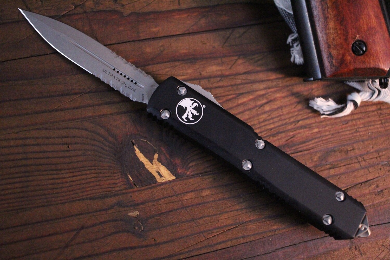Microtech Ultratech 3.4&quot; OTF D/E Automatic Knife / Black / Apocalyptic Serrated