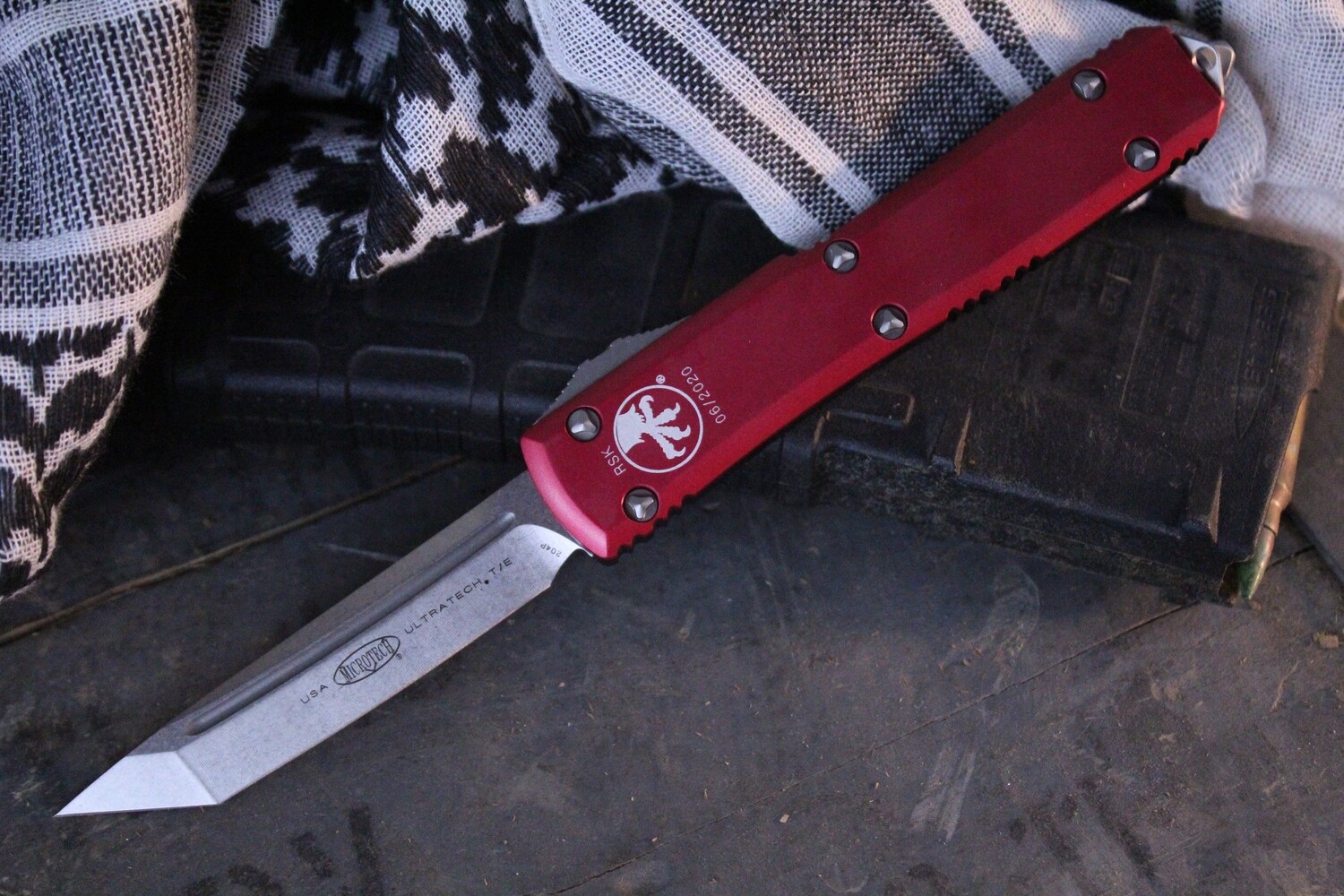 Microtech Ultratech T/E 3.4&quot; OTF Automatic Tanto, Stonewash / Red Top / Black Bottom