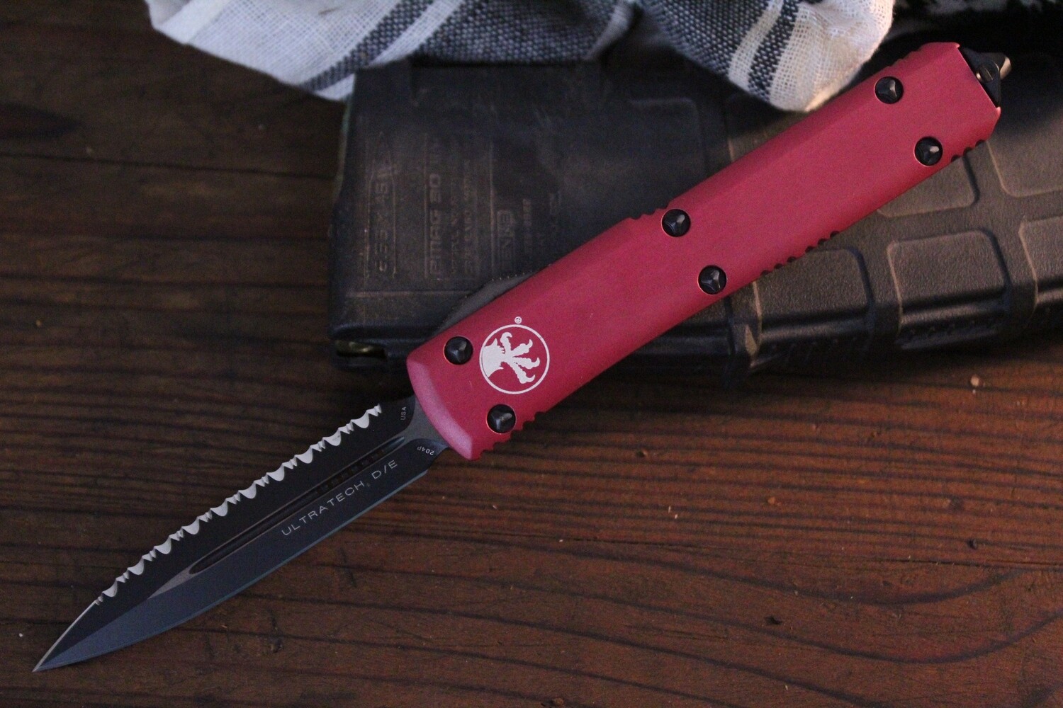 Microtech Ultratech D/E 3.4&quot; OTF Automatic Knife / Red / Black Full Serrated