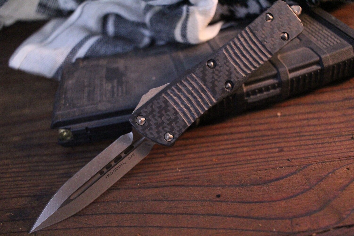 Microtech Signature Series Troodon D/E OTF Automatic Knife / Carbon Fiber / Apocalyptic  Bronze