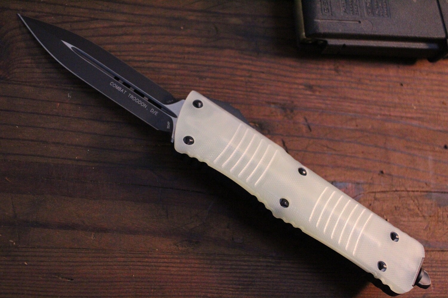 Microtech Signature Series Combat Troodon D/E 3.8&quot; OTF Automatic Knife / Jade G-10 / Black