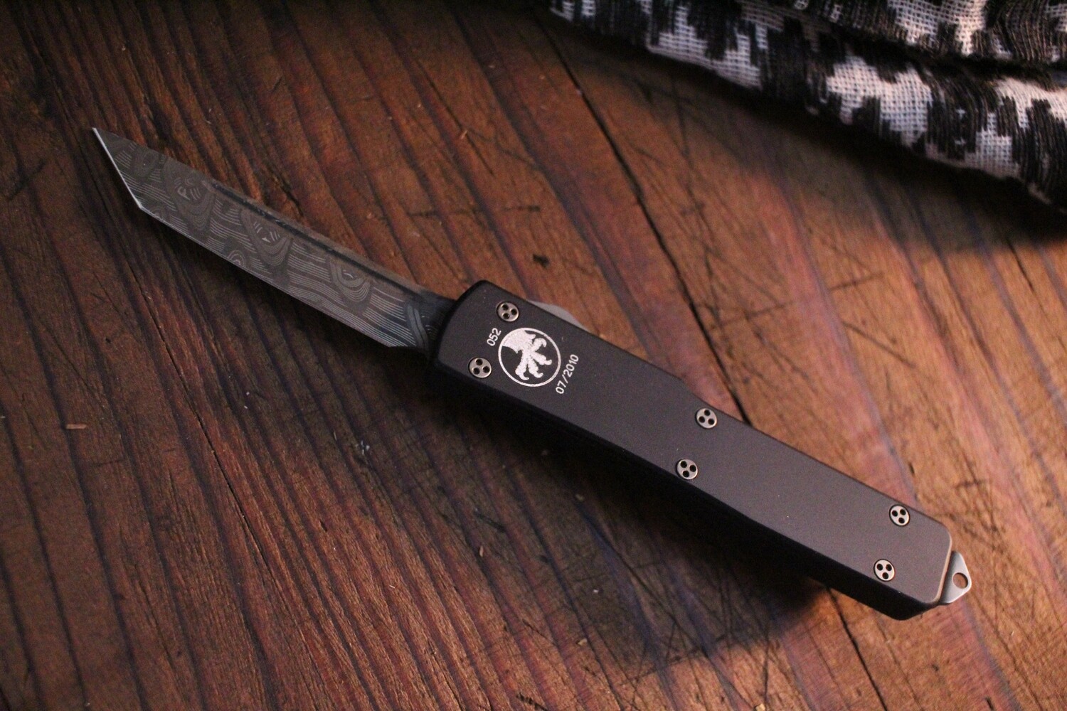 Microtech UTX-70 D/E 2.41&quot; OTF Automatic Knife / Black Aluminum / Damascus  ( Pre Owned )