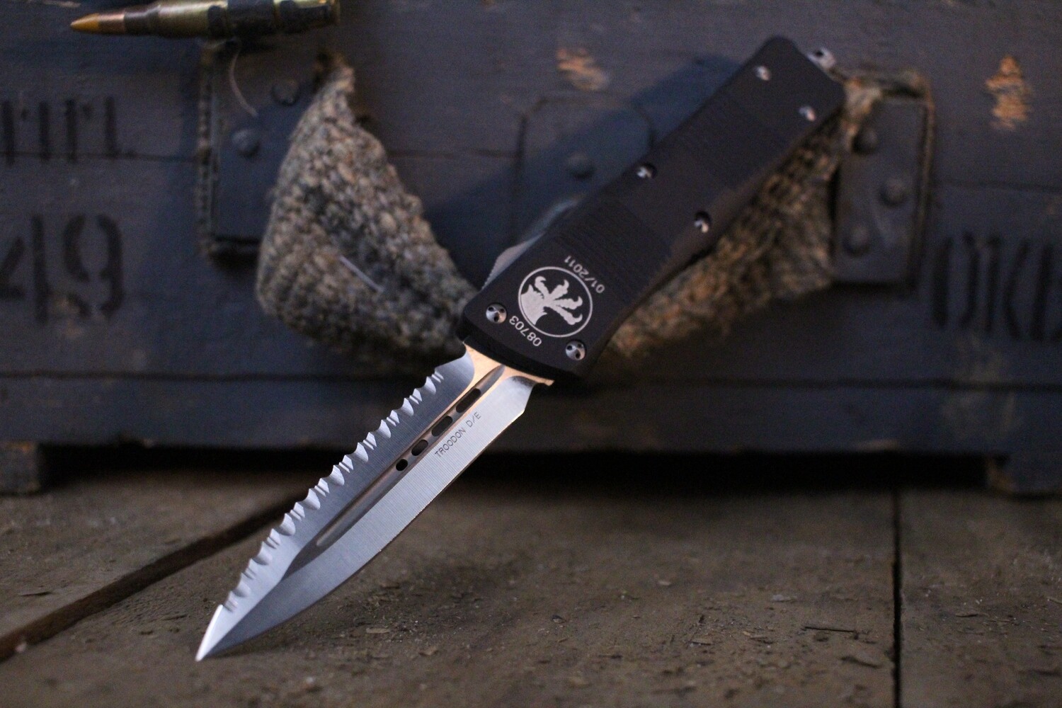 Microtech Troodon D/E 3&quot; OTF Automatic Knife / Black / Fully Serrated Satin S30V ( pre Owned )