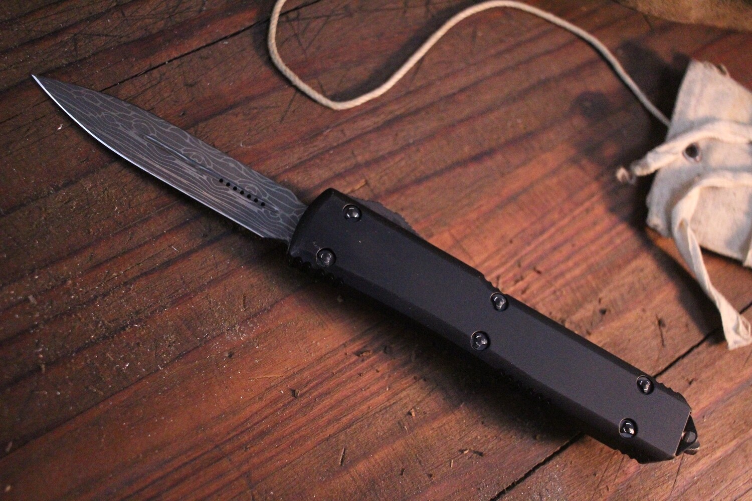 Microtech Signature Series Ultratech D/E 3.4&quot; OTF Knife / Black / Ring Hardware / Damascus
