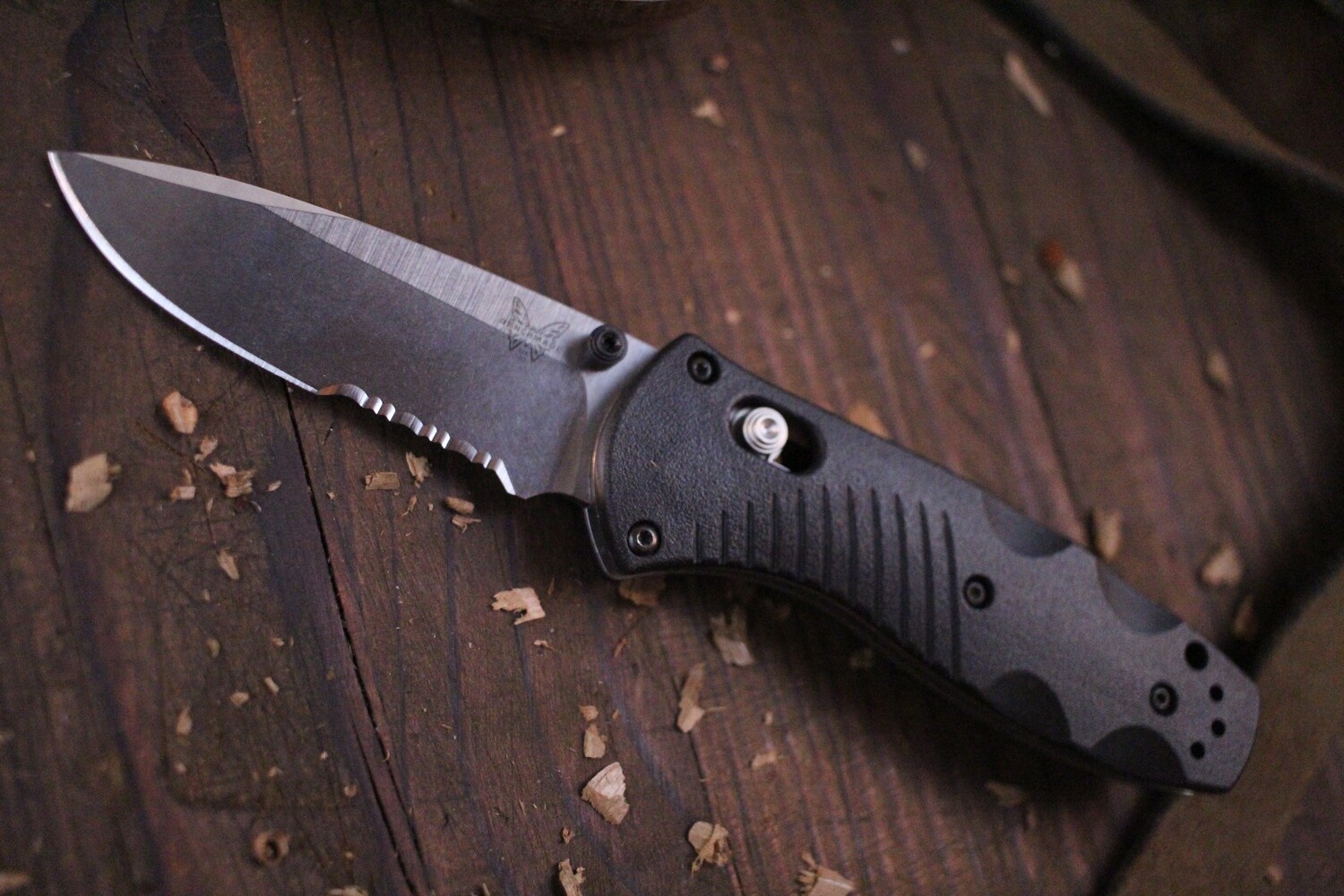 Benchmade Mini Barrage 2.91&quot; AXIS-Assist Knife / Satin Serrated / Black ( Discontinued )